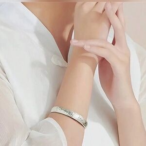 Elegant 925 sterling Silver Floral Bangle with gift box